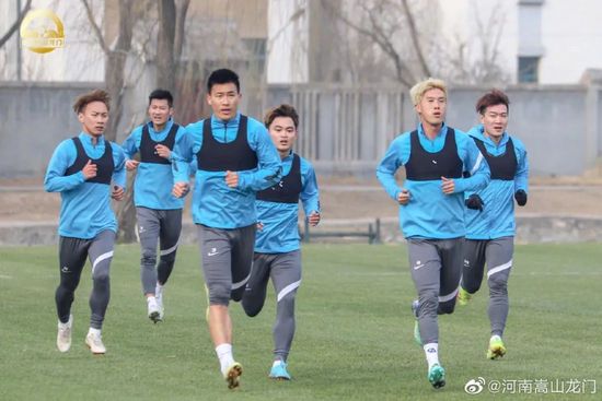 两男一马